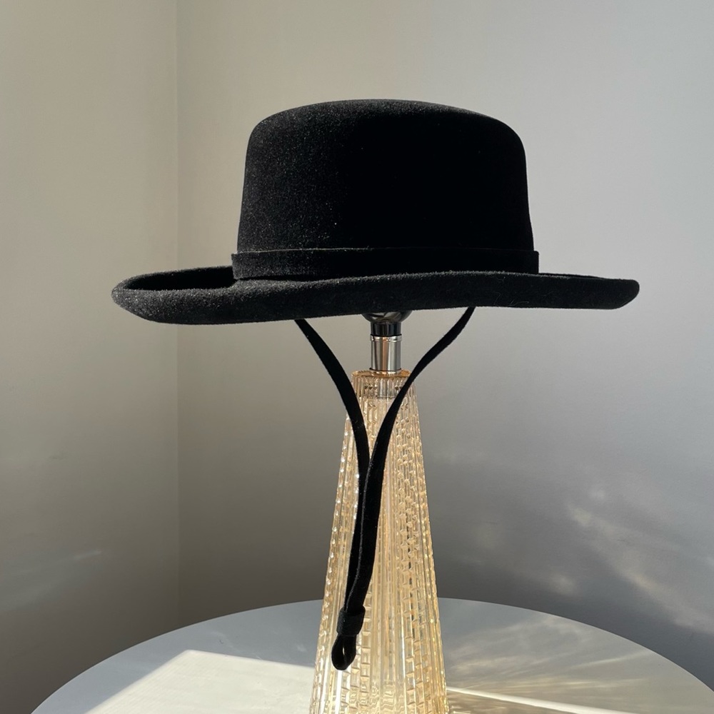 Rare Vintage De Pinna Salon New York/Miami Black Wool Hat with Strap